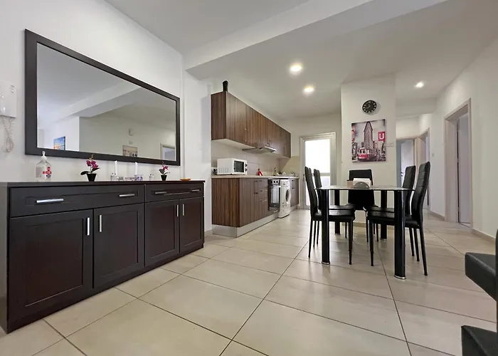 Albert's Center 202b Apartment